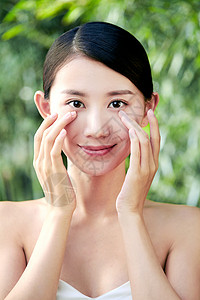 自然仅一个青年女人东亚年轻美女做脸部按摩高清图片