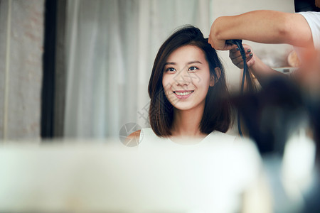 年轻美女在理发店里做头发青年女人高清图片素材