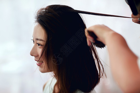 身体保养享乐成年人年轻美女在理发店里做头发幸福高清图片素材