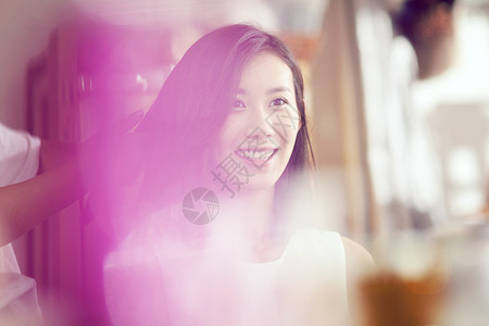 人幸福高贵年轻美女在理发店里做头发中国文化高清图片素材