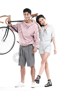仅成年人彩色图片背景分离青年情侣和自行车图片