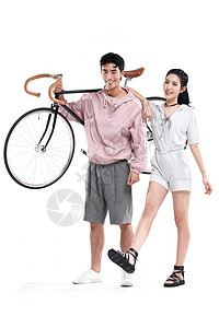 青年人青年伴侣扛着青年情侣和自行车高清图片