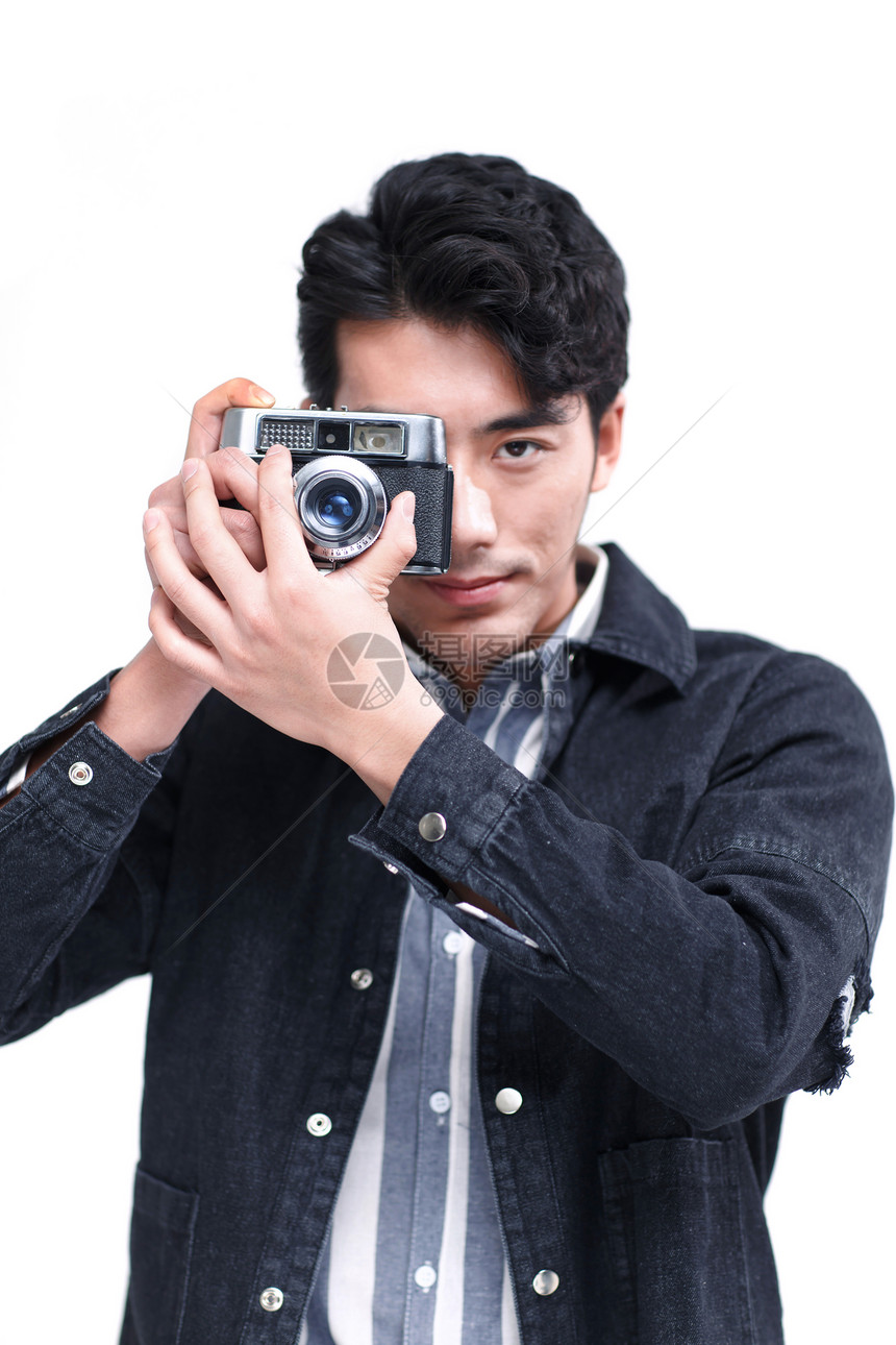 拍照帅哥影棚拍摄青年男人拿着照相机图片