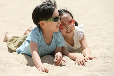 休闲活动人5到6岁儿童在户外玩耍友谊高清图片素材