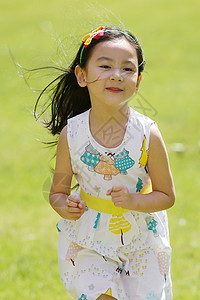 带发卡小女孩快乐垂直构图儿童小女孩在户外玩耍背景