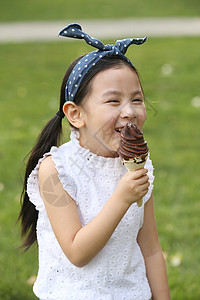 摄影高兴休闲装小女孩吃冰淇淋学龄前儿童高清图片素材