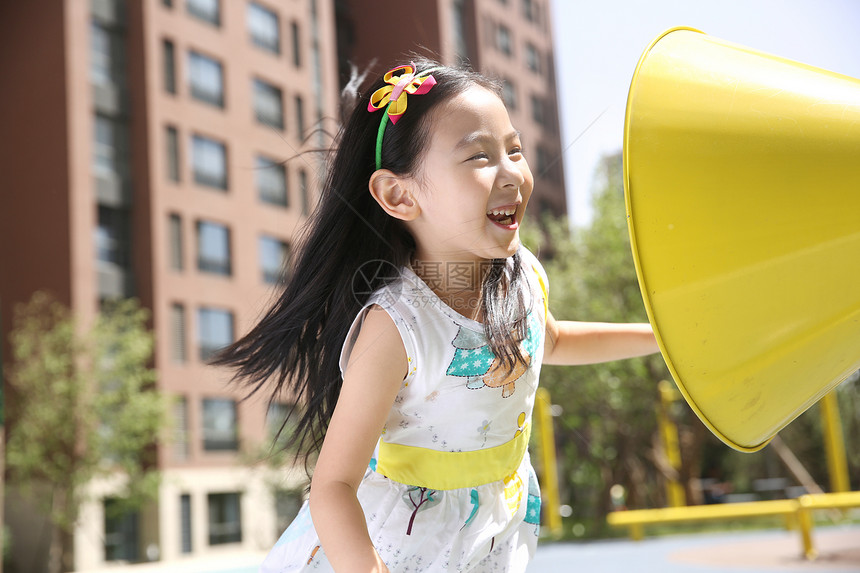 白昼彩色图片发饰小女孩在户外玩耍图片