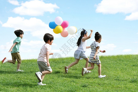 六一女孩拿气球快乐的孩子们在草地上玩耍背景