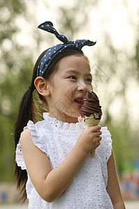 小女孩吃冰淇淋户外高清图片素材