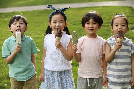 友谊休闲装健康生活方式快乐儿童吃冰棍亚洲人高清图片素材