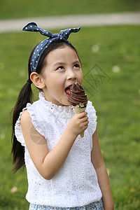 仅儿童玩耍人小女孩吃冰淇淋快乐高清图片素材