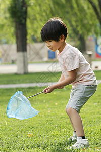 健康人素材网户外亚洲人快乐小男孩在草地上玩耍背景