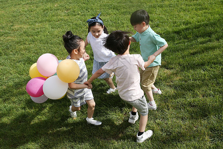 5到6岁白昼男孩快乐的孩子们在草地上玩耍可爱的高清图片素材