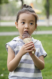 休闲装不看镜头人小女孩吃冰淇淋高兴高清图片素材