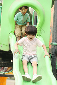 友谊童年垂直构图快乐儿童在户外玩滑梯中国人高清图片素材