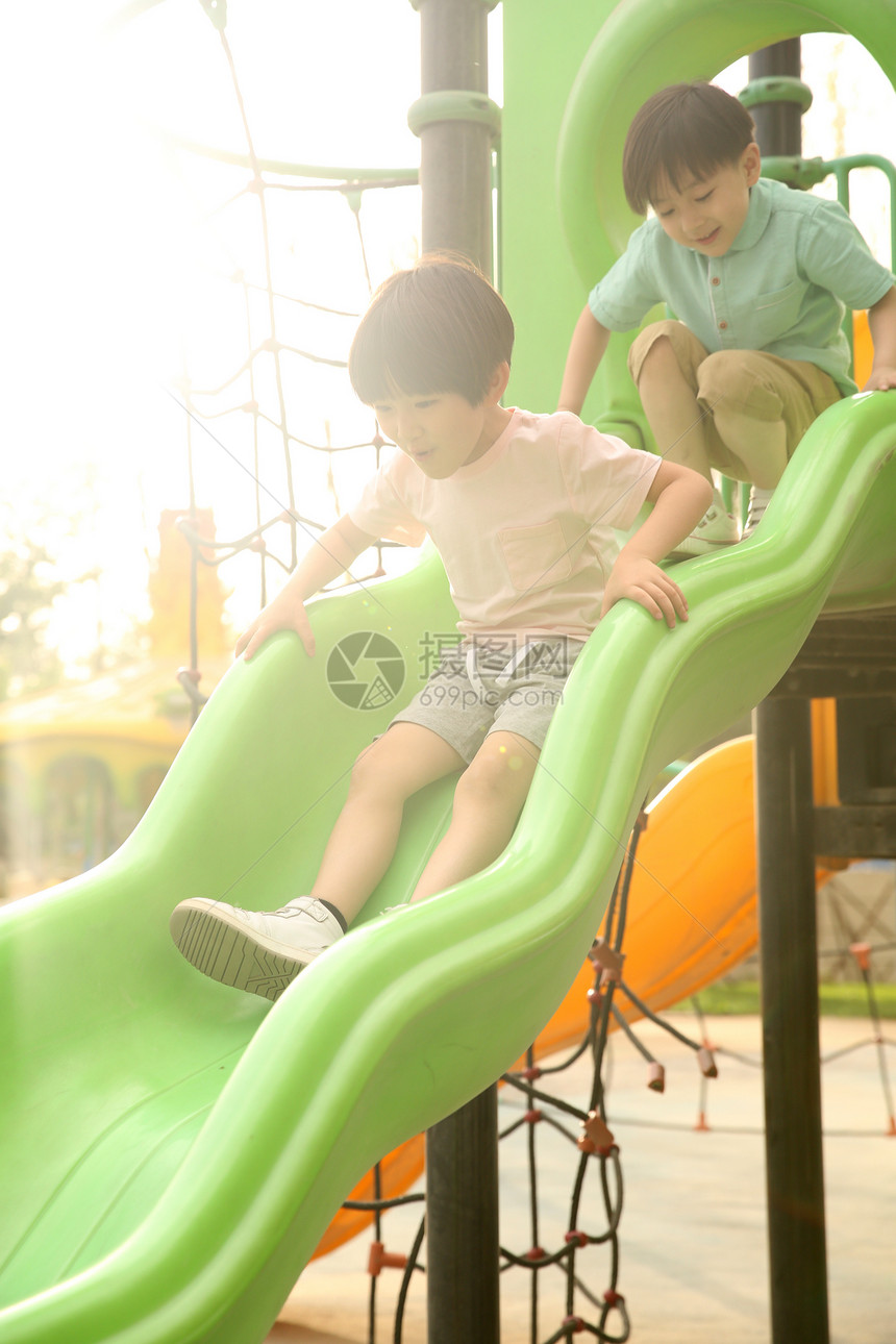 东方人亚洲人休闲活动快乐儿童在户外玩滑梯图片
