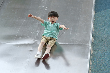 摄影亚洲人学龄前儿童小男孩在户外玩耍图片