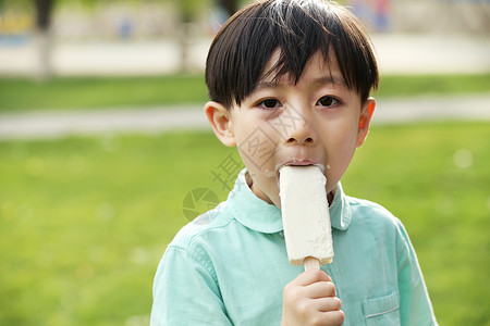 人仅儿童小男孩吃冰棍健康高清图片素材