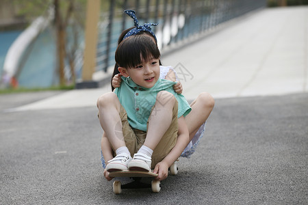 亚洲人高兴休闲装快乐儿童在户外玩耍休闲活动高清图片素材