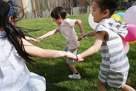 水平构图友谊亚洲人快乐儿童在草地上玩耍学龄前儿童高清图片素材