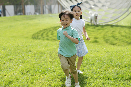 摄影快乐童年儿童在草地上玩耍友谊高清图片素材