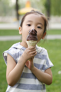学龄前儿童注视镜头小女孩吃冰淇淋休闲活动高清图片素材