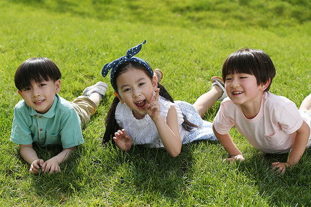 白昼人仅儿童快乐的孩子们在草地上玩耍友谊高清图片素材