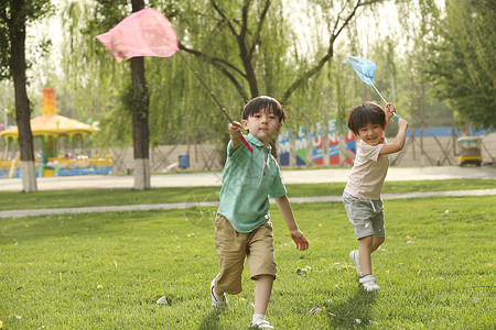健康人素材网相伴可爱的游乐场儿童在草地上玩耍背景