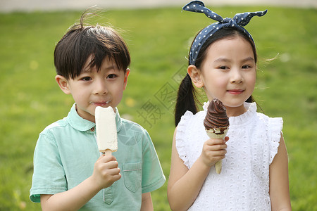 男孩相伴5到6岁快乐儿童吃冰棍图片