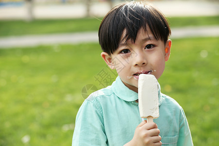 5到6岁休闲装半身像小男孩吃冰棍童年高清图片素材