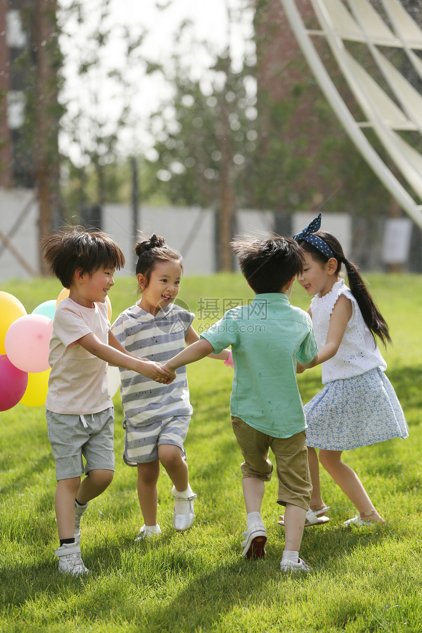 彩色图片3岁到4岁友谊快乐的孩子们在草地上玩耍图片