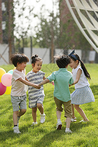 彩色图片3岁到4岁友谊快乐的孩子们在草地上玩耍户外高清图片素材