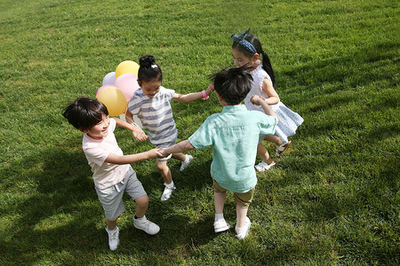 气球童年休闲活动快乐的孩子们在草地上玩耍图片