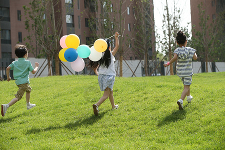 可爱彩色气球彩色图片幸福快乐的孩子们在草地上玩耍背景