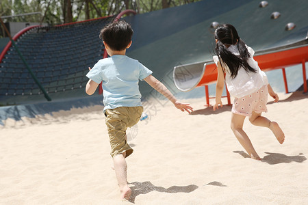 6岁儿童5到6岁不看镜头背影儿童在沙子里踢球背景