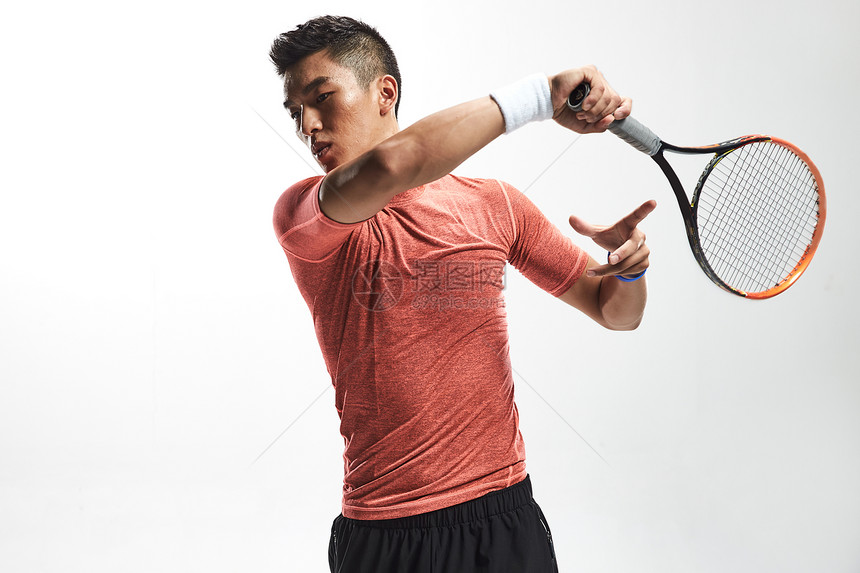 力量男子运动员打网球图片