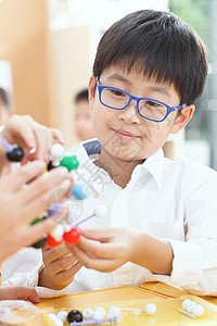 化学教师线稿知识10岁到11岁智慧女教师和小学生在教室里背景