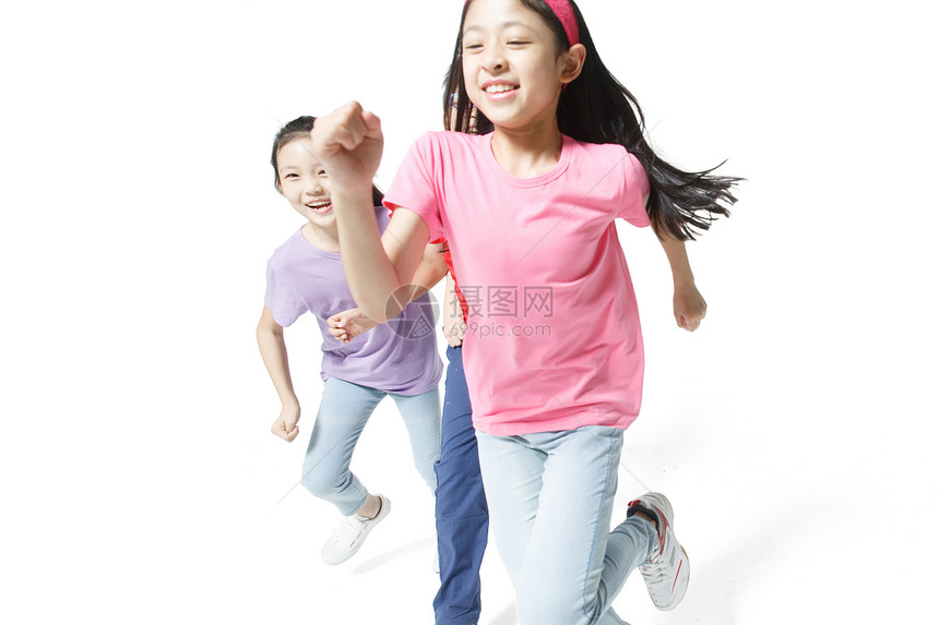 影棚拍摄10岁到11岁关爱欢乐的小学生奔跑图片