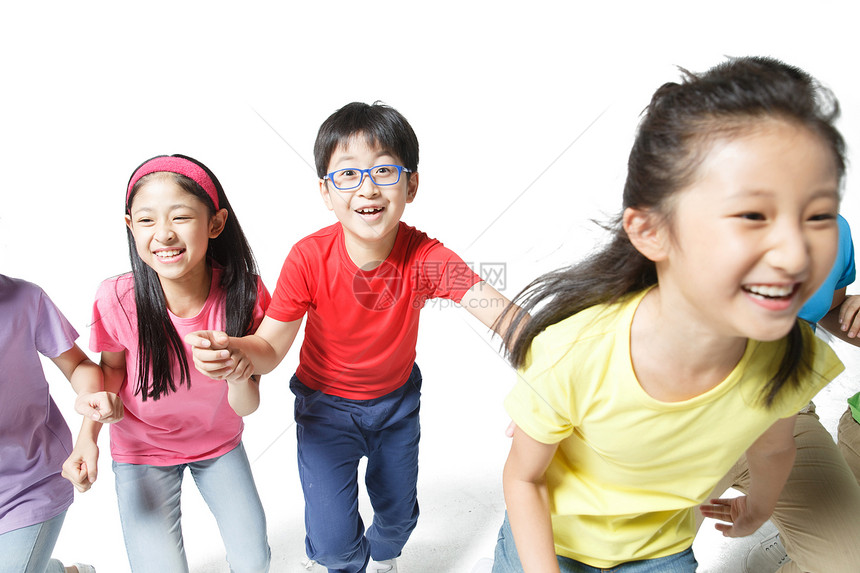 欢乐的小学生奔跑图片