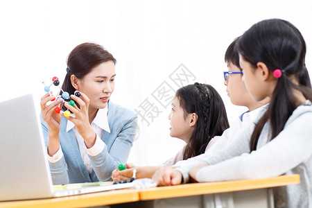 培训班友谊儿童女教师和小学生使用电脑图片