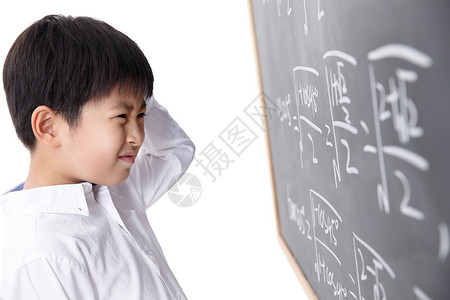 儿童数学不看镜头肖像男孩小学男生被数学题难住背景