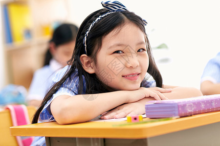 现代梦想未成年学生小学女生在教室里图片