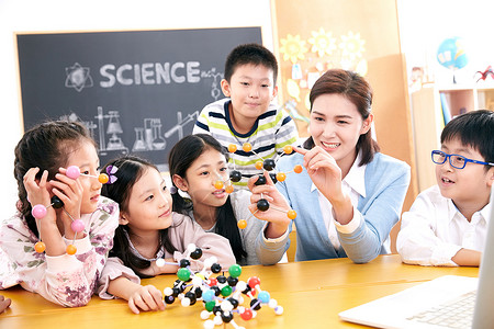 化学教师线稿女教师和小学生在教室里使用电脑背景