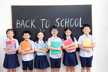 短裙女孩遛狗快乐可爱的小学生在教室里背景