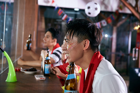 在酒吧激动看比赛的球迷成功高清图片素材