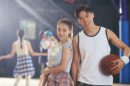 青年男女在篮球馆图片