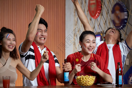 激动看足球比赛的亚洲球迷时尚高清图片素材