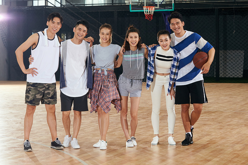 青年文化青年男女在篮球馆图片