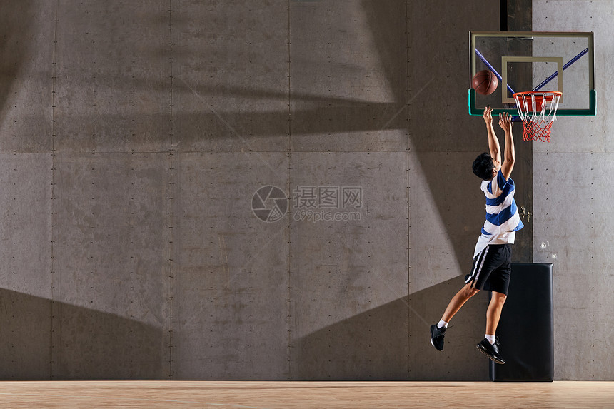 篮球赛青年男人打篮球图片