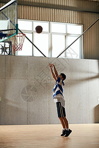 篮球架和篮球框竞争训练青年男人打篮球背景